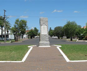 War Memorial And Heroes Avenue, Roma - Tourism Noosa 0
