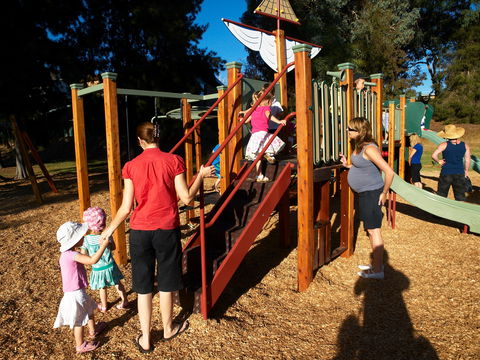 Les Stone Park - Tourism Noosa 0
