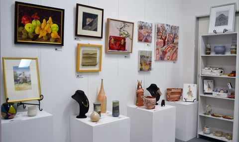 T'arts Gallery - Tourism Noosa 0