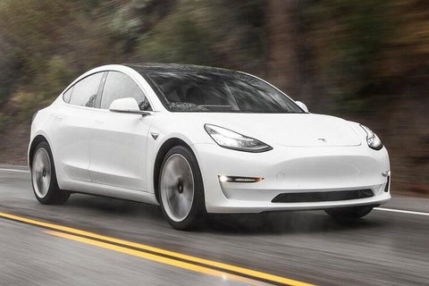 Adelaide Airport Departure Transfer In A Tesla Model3 EV - Tourism Noosa 1