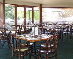 Oakbank Hotel - Tourism Noosa 1