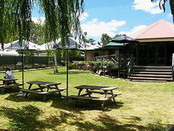 Oakbank Hotel - Tourism Noosa 3