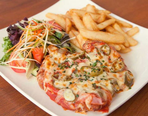 Waterside Hotel - Tourism Noosa 3