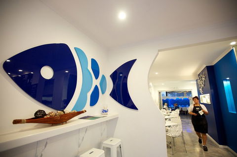 Fish Roe Gourmet Fish & Chippery - Tourism Noosa 0