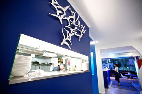 Fish Roe Gourmet Fish & Chippery - Tourism Noosa 5