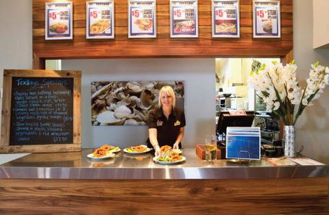 Hoey Moey–Park Beach Hotel - Tourism Noosa 2