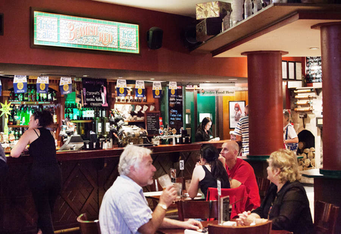 O'Malley's Irish Pub - Tourism Noosa 2