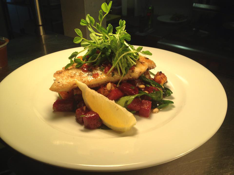 Smithtown Riverview Hotel - Tourism Noosa 0