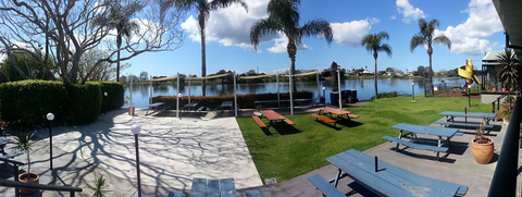 Smithtown Riverview Hotel - Tourism Noosa 2