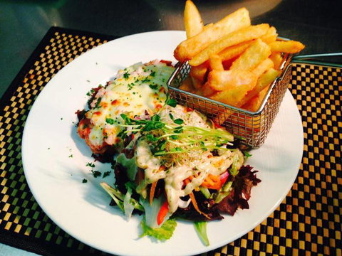 Raffles Hotel - Tourism Noosa 0