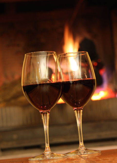 Fireside Pig And Pinot At Contentious Character - Tourism Noosa 1