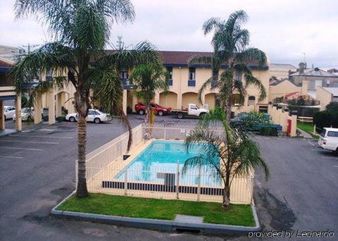 Econo Lodge Hacienda International - Tourism Noosa 0