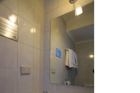 Adelaide Royal Coach - Tourism Noosa 4