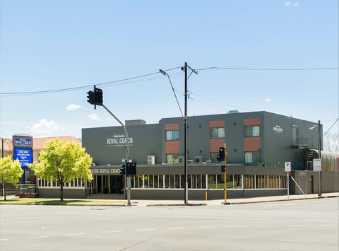 Adelaide Royal Coach - Tourism Noosa 0