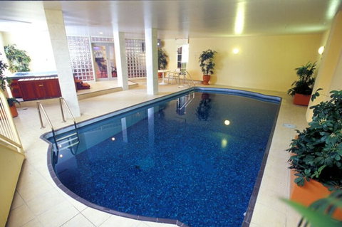 Adelaide Royal Coach - Tourism Noosa 1