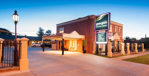 The Georgian Motor Lodge - Tourism Noosa 3