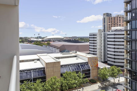 Oaks Adelaide Embassy Suites - Tourism Noosa 3