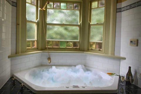 Moments Mountain Retreat - Tourism Noosa 4