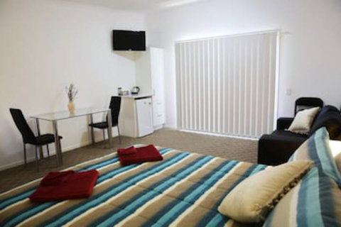 Honeybee Country Accommodation - Tourism Noosa 0