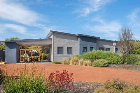 Wirraway Luxury Chalet - Tourism Noosa 4