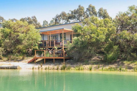 Wirraway Luxury Chalet - Tourism Noosa 3