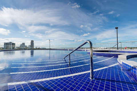 Meriton Suites Southport, Gold Coast - Tourism Noosa 5