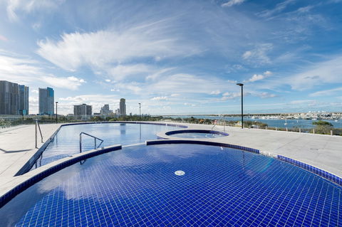 Meriton Suites Southport, Gold Coast - Tourism Noosa 3