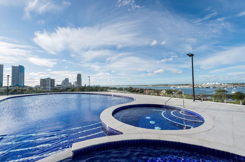 Meriton Suites Southport, Gold Coast - Tourism Noosa 2