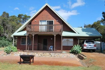 Farm Lane Retreat - Tourism Noosa 0