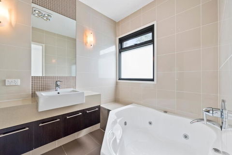 Inn Off The Reef - Tourism Noosa 5