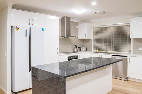 Brand New Executive Living - Tourism Noosa 4