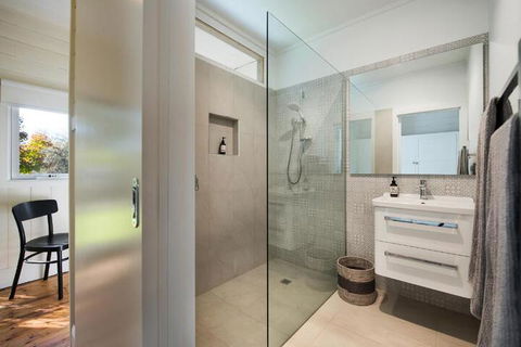 Main Retreat & Cottage - Tourism Noosa 4