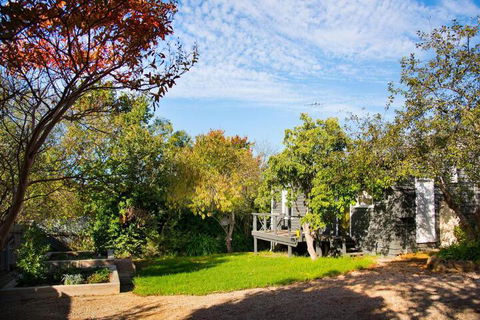 Main Retreat & Cottage - Tourism Noosa 3