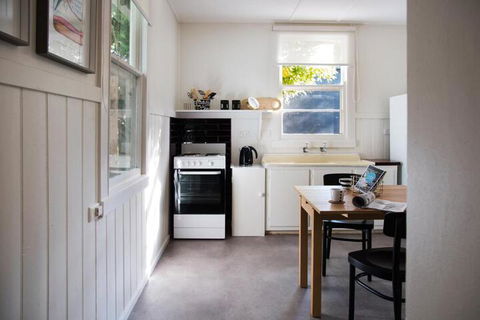 Main Retreat & Cottage - Tourism Noosa 5