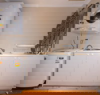 Lovely 5BR house walk to train and shops - Tourism Noosa