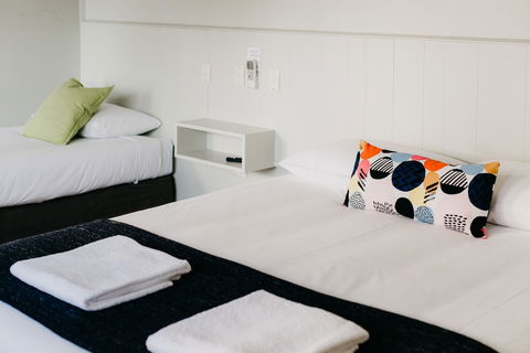 Finley Country Club Hotel Motel - Tourism Noosa 3