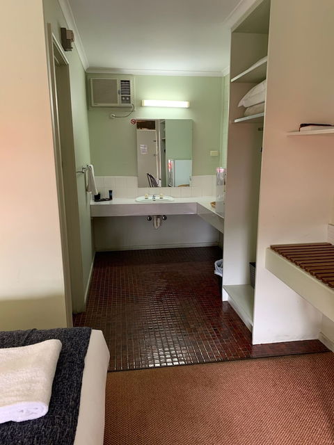 Finley Country Club Hotel Motel - Tourism Noosa 4
