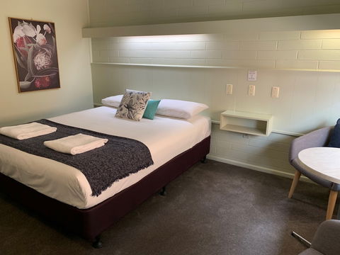 Finley Country Club Hotel Motel - Tourism Noosa 6