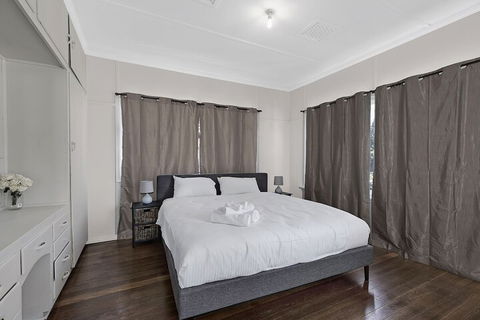 EJ Homes At The Entrance - Tourism Noosa 6