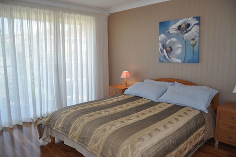 Lake & Ocean View - Tourism Noosa 6