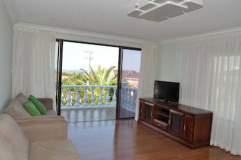 Lake & Ocean View - Tourism Noosa 0