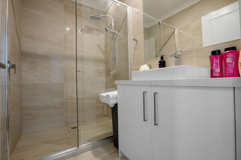 AUJOY 3 Bed Townhouse Burwood 1 - Tourism Noosa 2