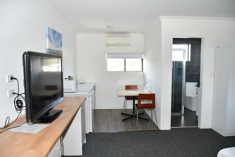 Lakeside Inn - Tourism Noosa 5