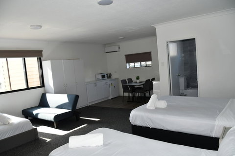 Lakeside Inn - Tourism Noosa 6