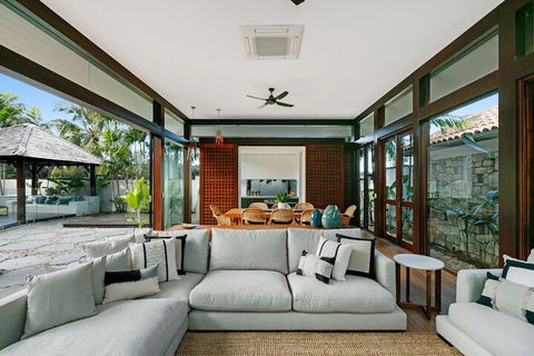 ESPRIT 2 PALM COVE BRAND NEW - Tourism Noosa 3