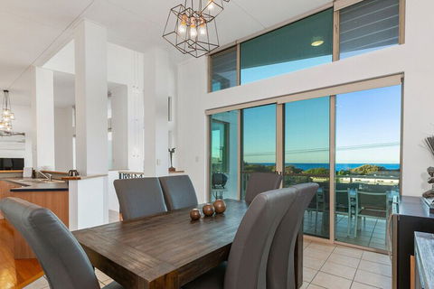 EXCLUSIVE OCEAN VIEW PENTHOUSE On MARINE PARADE - Tourism Noosa 4