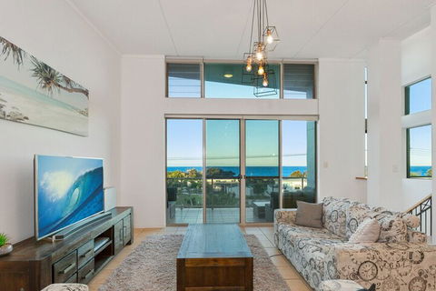 EXCLUSIVE OCEAN VIEW PENTHOUSE On MARINE PARADE - Tourism Noosa 6