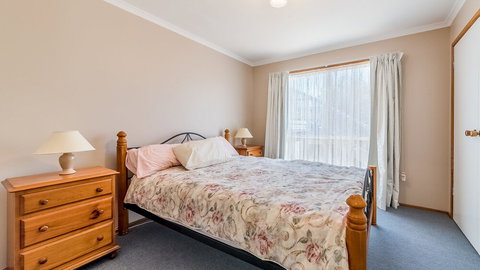 THE Lighthouse Surf Side - Tourism Noosa 4