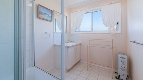 THE Lighthouse Surf Side - Tourism Noosa 5