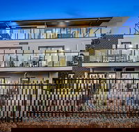 Manhattan Apartments - Notting Hill - Tourism Noosa